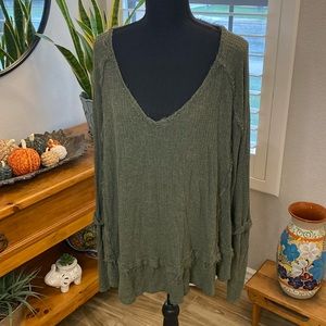 WE THE FREE women olive green top size(not sure if it’s large or extra large)